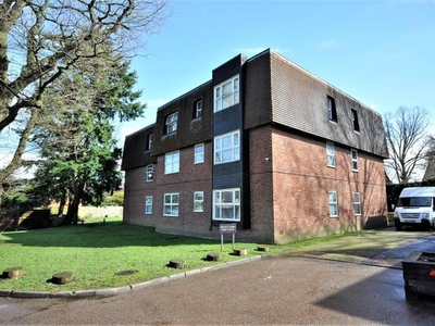 Flat to rent in Bovingdon Court, Windsor Close, Bovingdon HP3