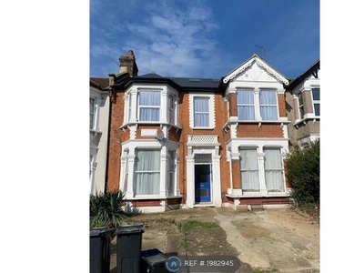 Flat to rent in Kensington Gardens, Ilford IG1