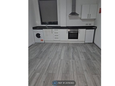 Flat to rent in London Road, Barking IG11