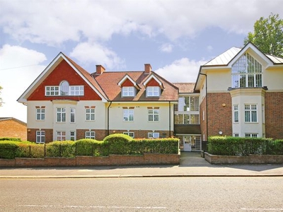 Flat to rent in Nightingale Court, Park Road, Radlett, Hertfordshire WD7