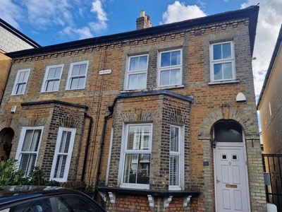 Flat to rent in Palmerston Road, Buckhurst Hill IG9