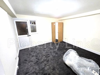 Flat to rent in Stanley Road, Ilford IG1