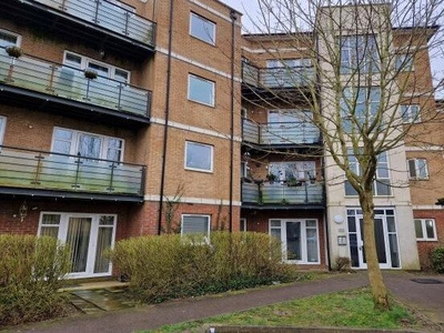 Flat to rent in The Parklands, Dunstable LU5
