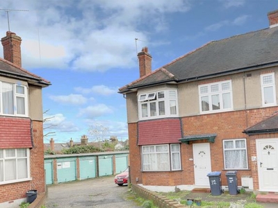 Maisonette to rent in Orchid Road, Southgate N14