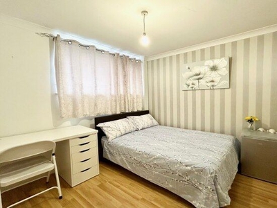 Room to rent in 13 Trindehay, Basildon SS15