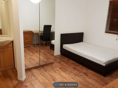 Room to rent in Blenheim Walk, Corby NN18