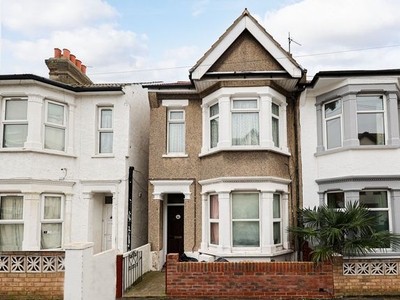 Flat to rent in Beresford Road, Southend-On-Sea SS1