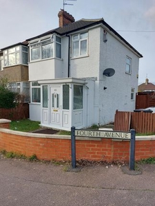 Terraced house to rent in Fourth Avenue, Luton LU3