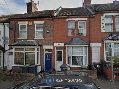Terraced house to rent in Russell Rise, Luton LU1