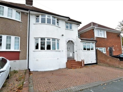 Terraced house to rent in The Shrubberies, Chigwell IG7