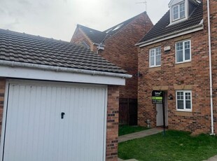 End terrace house to rent in Staunton Park, Kingswood HU7