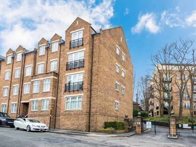 Flat to rent in Caversham Place, Sutton Coldfield B73