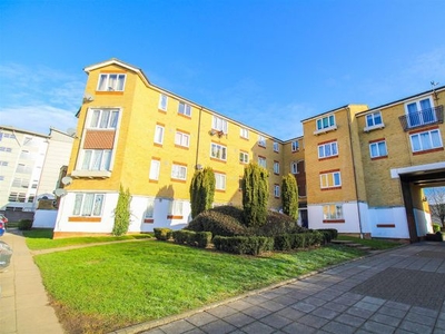 Flat to rent in Dadswood, Harlow CM20