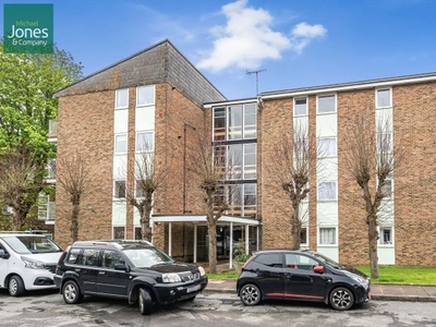 Flat to rent in Dorchester Gardens, Grand Avenue, Worthing, West Sussex BN11
