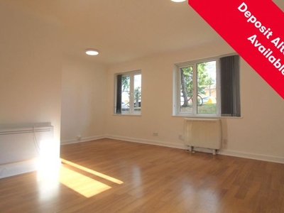 Flat to rent in Golden Court, Park Road, Barnet, Hertfordshire EN4