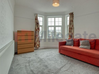 Flat to rent in Hamlet Court Road, Westcliff-On-Sea SS0