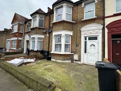 Flat to rent in Henley Road, Ilford, Essex IG1
