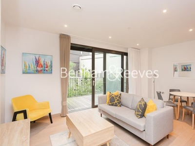 Flat to rent in Legacy Building, Viaduct Gardens SW11