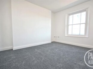 Flat to rent in London Road South, Lowestoft, Suffolk NR33