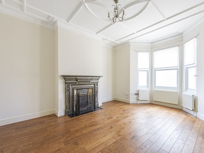 Flat to rent in Narcissus Road, London NW6