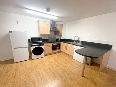 Flat to rent in Park West, Nottingham NG7