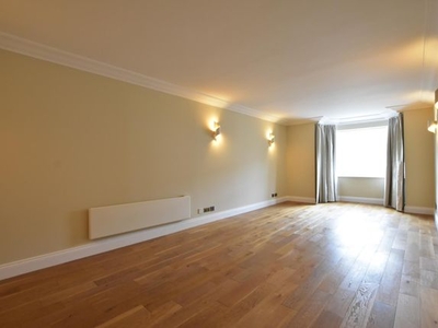 Flat to rent in Regent Court, Wrights Lane W8