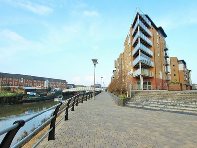 Flat to rent in Sail House, Ship Wharf CO2