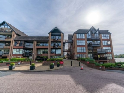 Flat to rent in Seaford Court, Esplanade, Rochester, Kent ME1