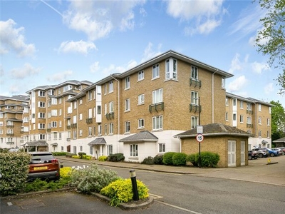 Flat to rent in Strand Drive, Richmond TW9