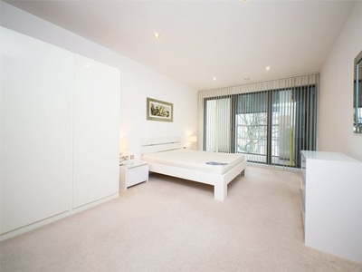 Flat to rent in Wharfside Point South, 4 Prestons Road, Canary Wharf, London E14