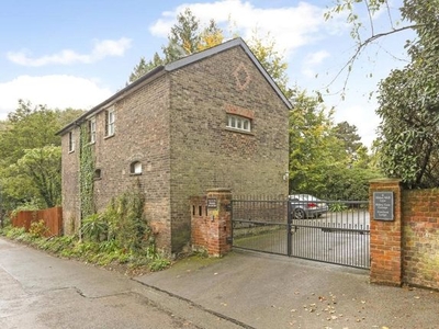 Maisonette to rent in Abbey Mill Lane, St. Albans, Hertfordshire AL3