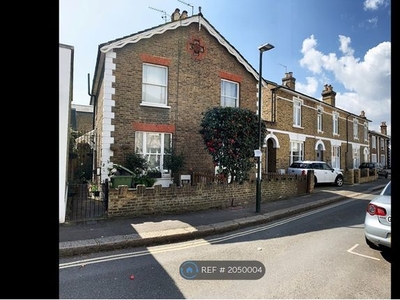 Terraced house to rent in Shaftesbury Road, Richmond TW9
