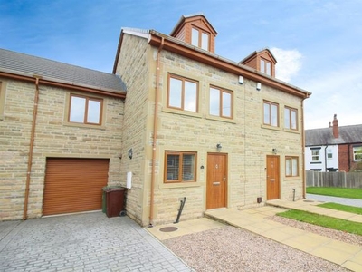 Town house for sale in Woodland Garth, Rothwell, Leeds LS26