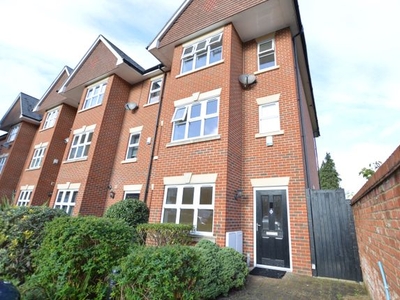 Town house to rent in Smiles Place, Woking GU22