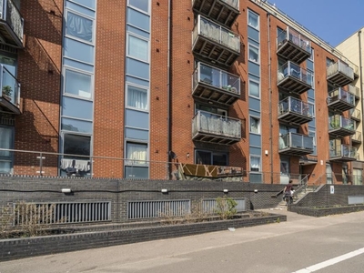 1 Bed Flat/Apartment For Sale in Slough, Berkshire, SL1 - 5034954
