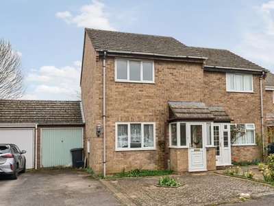 2 Bed House For Sale in Carterton, Oxfordshire, OX18 - 5367793