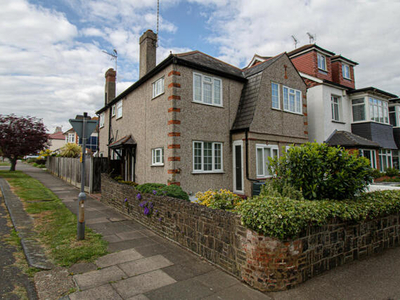 2 Bedroom Apartment For Sale In Leigh-on-sea