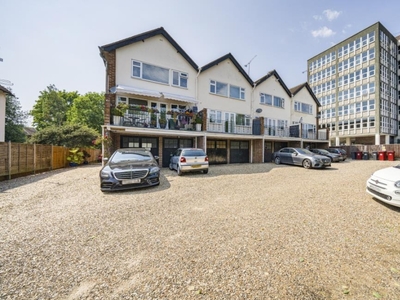 3 Bed Flat/Apartment For Sale in Slough, Berkshire, SL1 - 5039960