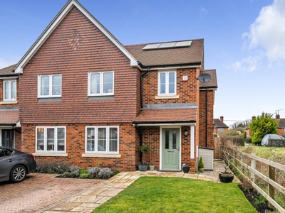 3 Bed House For Sale in Playhatch, semi rural location, South Oxfordshire Hamlet, RG4 - 5322947