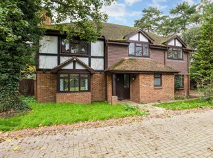 4 Bedroom Detached House For Rent In Claygate