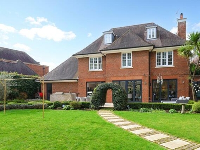 4 Bedroom Detached House For Sale In Walton-on-thames, Surrey
