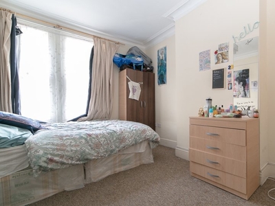 Big room in shared flat in Queens Park, London