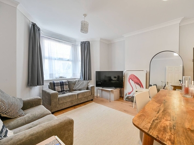 Flat in Sulgrave Road, Brook Green, W6