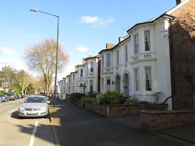 Flat to rent in Avenue Road, Leamington Spa CV31