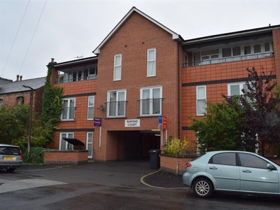 Flat to rent in Barons Court, Burton-On-Trent, Staffordshire DE14