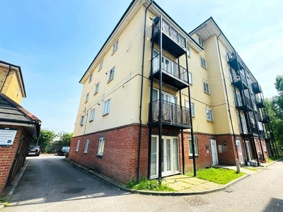 Flat to rent in Blackthorn Road, Ilford IG1