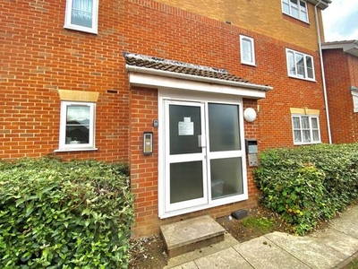 Flat to rent in Botham Drive, Slough SL1