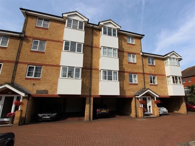 Flat to rent in Chandlers Wharf, Esplanade, Rochester ME1
