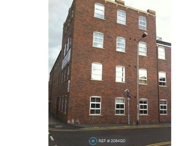 Flat to rent in Commercial Street, Morley, Leeds LS27