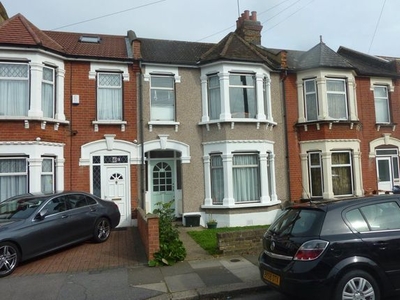Flat to rent in Holmwood Road, Ilford IG3